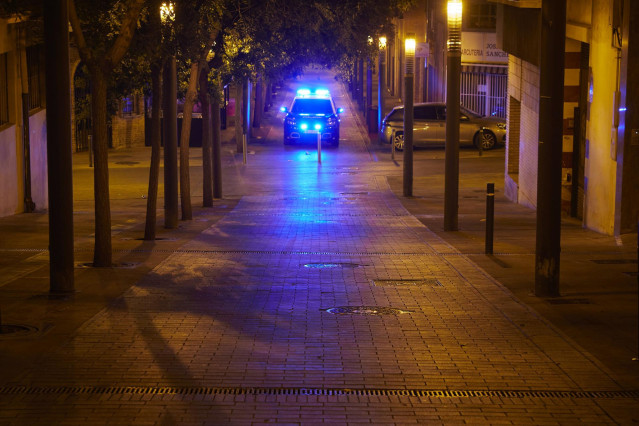 Coche de la Policía Nacional patrulla por la ciudad de Pamplona, durante la primera noche de entrada en vigor del toque de queda en Navarra, a 24 de julio de 2021, en Pamplona, Navarra (España).