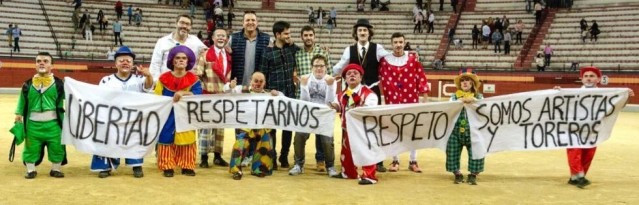 Miembros del espectáculo enanitos toreros.