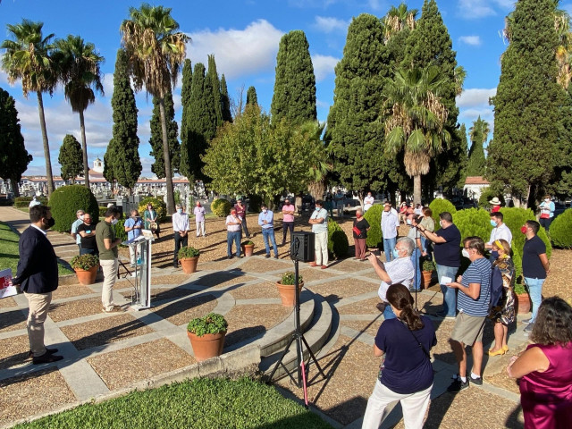 Archivo - Homenaje a las víctimas del franquismo en el cementerio de Badajoz en 2020.