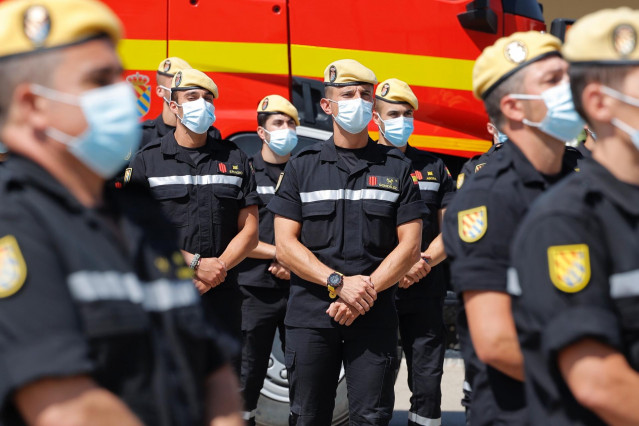 Oficiales del cuarto Batallón de Intervención en Emergencias (BIEM IV) y del destacamento del Grupo 43 del Ejército del Aire, en la Base Aérea de Zaragoza, a  2 de agosto de 2021, en Zaragoza, Aragón (España). La ministra de Defensa ha realizado esta visi