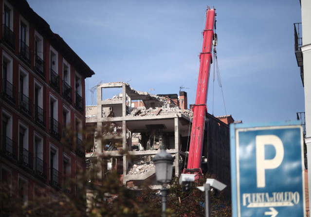 Archivo - Una grúa trabaja en la demolición de la planta sexta del edificio de la calle Toledo 98.