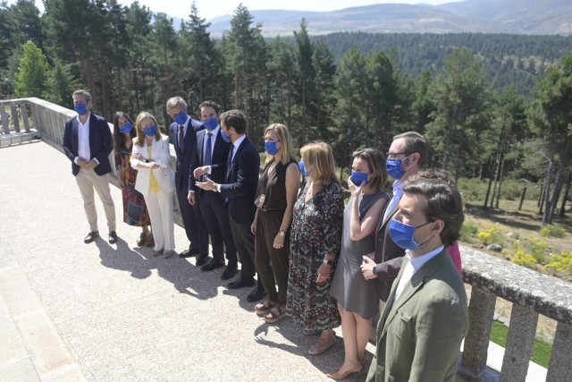 Gran parte de los miembros del Comité de Dirección del PP posan para la foto de familia de la Junta Directiva Nacional del PP en Gredos. (I-D) El vicesecretario general del partido, Jaime de Olano Vela; la presidenta del Comité Electoral, Belén Hoyo Julia