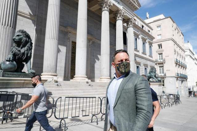 Archivo - El presidente de Vox, Santiago Abascal, frente al Congreso de los Diputados