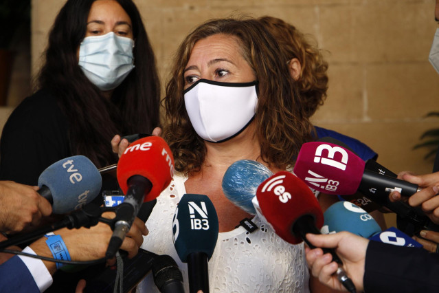 La presidenta del Govern, Francina Armengol, ofrece declaraciones a los medios de comunicación.