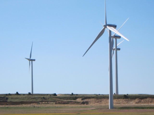 Archivo - Molinos de energía eólica