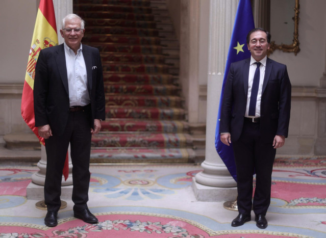 El ministro de Asuntos Exteriores, Unión Europea y Cooperación, José Manuel Albares, y el Alto Representante de la Unión para Asuntos Exteriores y Política de Seguridad, Josep Borrell
