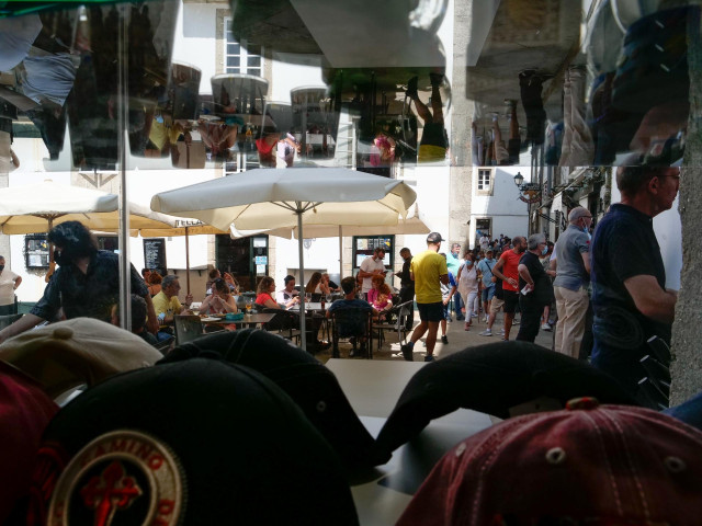 Varias personas en la terraza de un restaurante el día en que el TSXG declara nula la petición de certificado Covid para entrar en hostelería, a 12 de agosto de 2021, en Santiago de Compostela, A Coruña, Galicia (España).