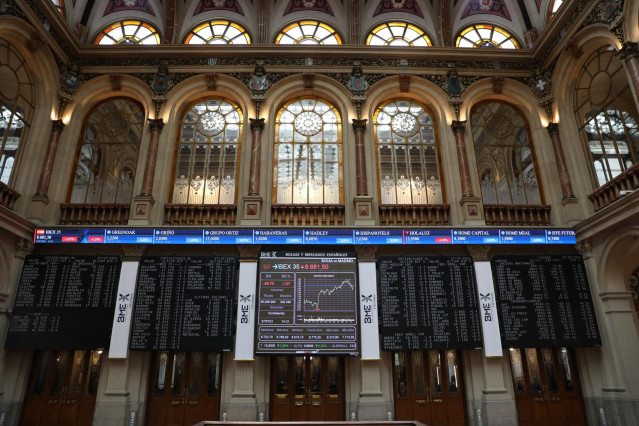 Una de las instalaciones del Palacio de la Bolsa de Madrid con paneles del IBEX, a 27 de julio de 2021, en Madrid, (España).