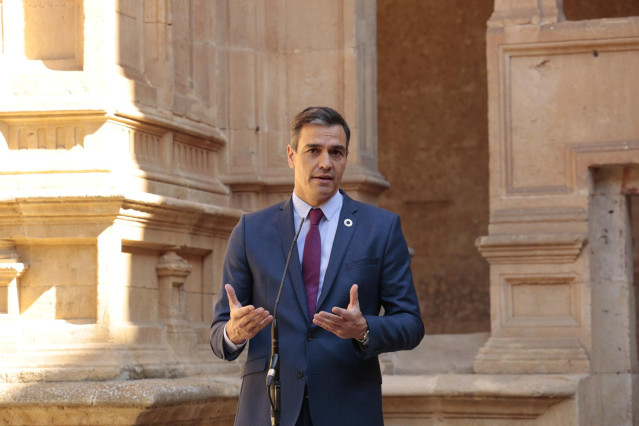 El presidente del Gobierno, Pedro Sánchez, comparece frente al Convento de San Esteban para celebrar la XXIV Conferencia de Presidentes, a 30 de julio de 2021, en Salamanca, Castilla y León (España).
