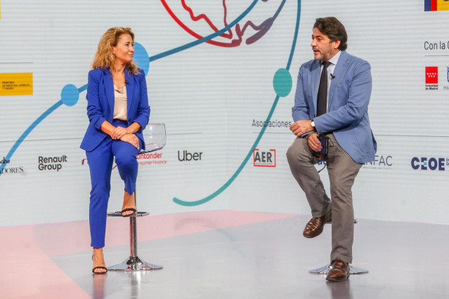 Archivo - El consejero de Transportes e Infraestructuras de la Comunidad de Madrid, David Pérez (d), y la ministra de Transportes, Movilidad y Agenda Urbana, Raquel Sánchez (i), durante la presentación de Global Mobility Call 2022.