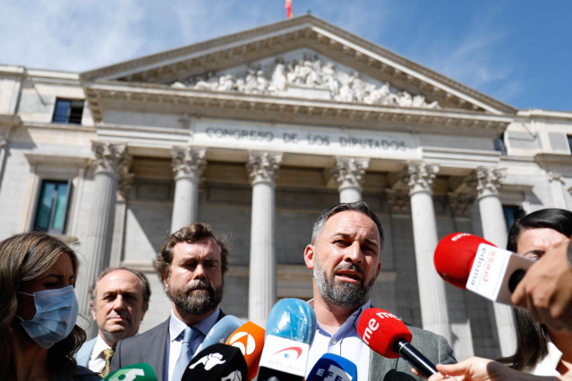 Archivo - El presidente de Vox, Santiago Abascal, acompañado del portavoz del partido en el Congreso, Iván Espinosa de los Monteros
