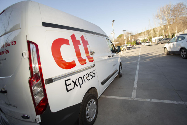 Archivo - Furgoneta de reparto de CTT Express
