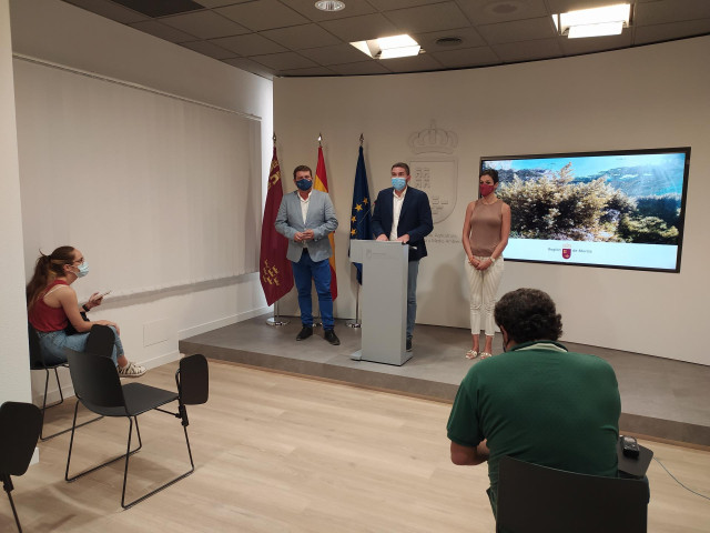 El consejero Antonio Luengo, acompañado por los directores generales de Medio Natural y del Mar Menor, durante su comparecencia sobre la situación del Mar Menor