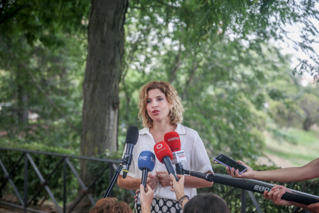 La portavoz del PSOE en la Asamblea de Madrid, Hana Jalloul, ofrece declaraciones a los medios en la plaza Gabriel Miró, en el barrio madrileño de La Latina, a 14 de agosto de 2021, en Madrid (España). Hana Jalloul ha insistido este sábado en la 