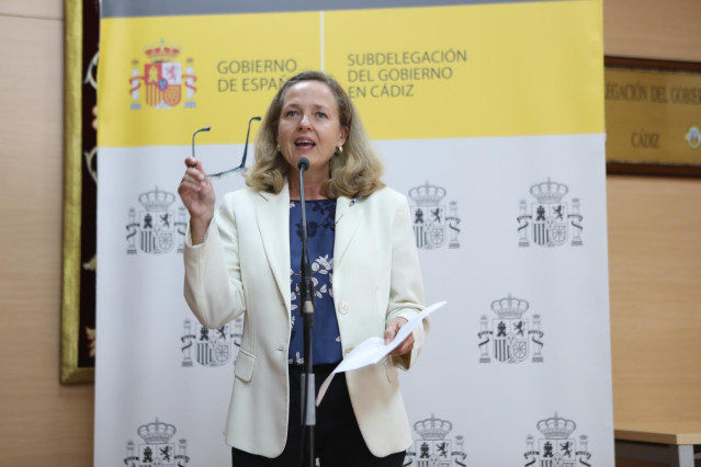La vicepresidenta para Asuntos Económicos y Transformación Digital del Gobierno de España, Nadia Calviño, durante la rueda de prensa. A 17 de agosto de 2021, en Cádiz (Andalucía, España).