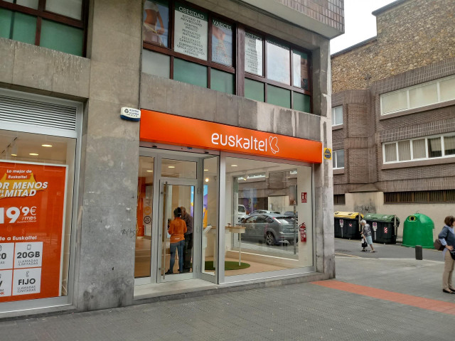Archivo - Establecimiento de Euskaltel en Bilbao (Santutxu)