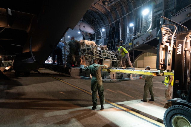 Militares se preparan par asubir a uno de los dos aviones A400M de las Fuerzas Armadas minutos antes del despegue en la base de Zaragoza rumbo a Dubái, a 16 de agosto de 2021, en Zaragoza, (España). Este primer avión se empleará en la repatriación de espa