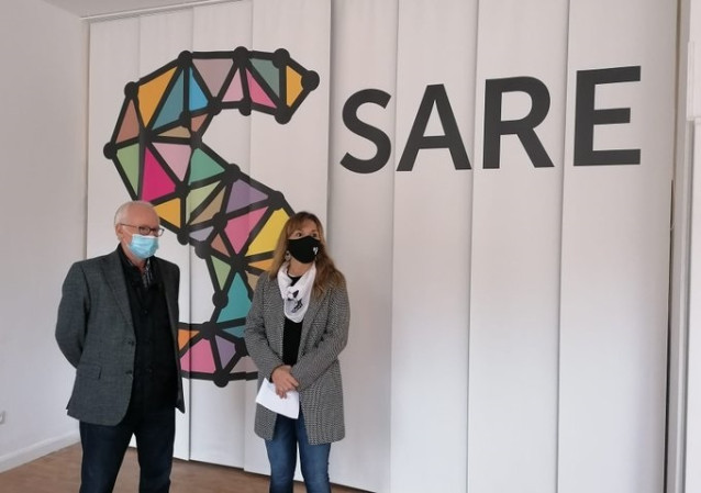 Archivo - El portavoz Sare, Joseba Azkarraga, y la representante de Etxerat, Patricia Vélez