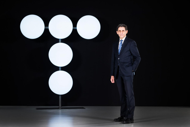 Archivo - El presidente de Telefónica, José María Álvarez-Pallete, con el nuevo logo.