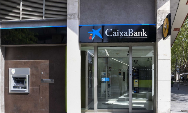 Archivo - Oficina de CaixaBank.