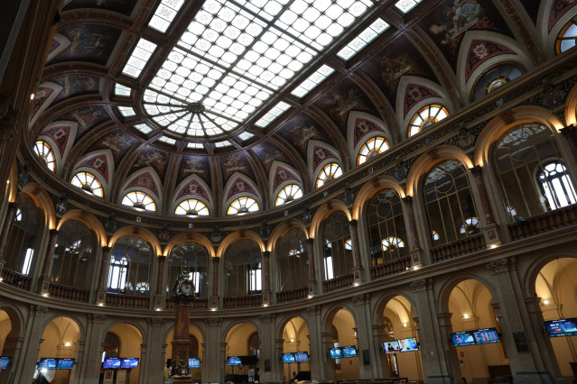 Una de las instalaciones del Palacio de la Bolsa de Madrid con paneles del IBEX, a 27 de julio de 2021, en Madrid, (España).