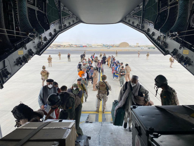 Un grupo de repatriados españoles sube al avión A400M enviado por el Gobierno de España para evacuarlos de Kabul