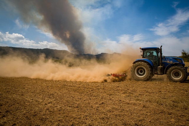 Un agricultor trabaja en el campo