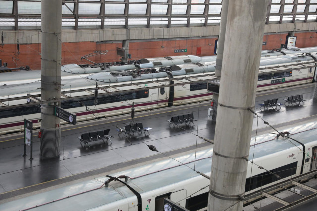 Archivo - Varios trenes estacionados en la estación de Atocha