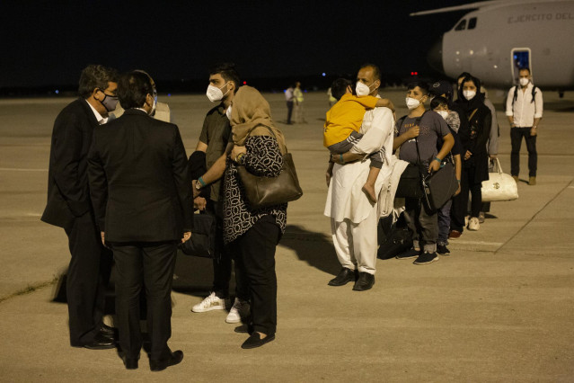El ministro de Inclusión, Seguridad Social y Migraciones, José Luis Escrivá; y el ministro de Asuntos Exteriores, Unión Europea y Cooperación, José Manuel Albares, reciben a los evacuados de Afganistán en Torrejón de Ardoz