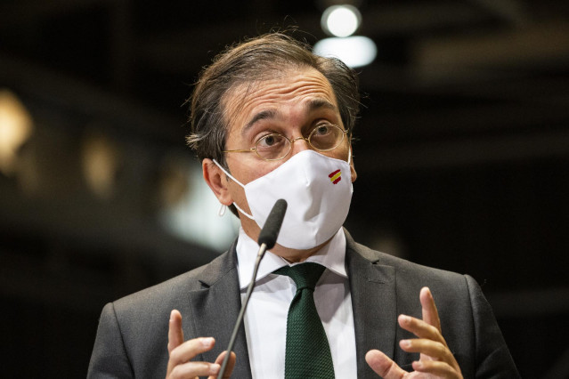 El ministro de Asuntos Exteriores, Unión Europea y Cooperación, José Manuel Albares, responde a los medios en el dispositivo puesto en marcha para recibir a los pasajeros del avión A400M