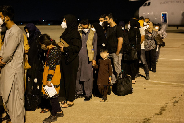 Varias personas repatriadas llegan a la pista tras bajarse del avión A400M en el que ha sido evacuados de Kabul, a 19 de agosto de 2021, en Torrejón de Ardoz, Madrid, (España).