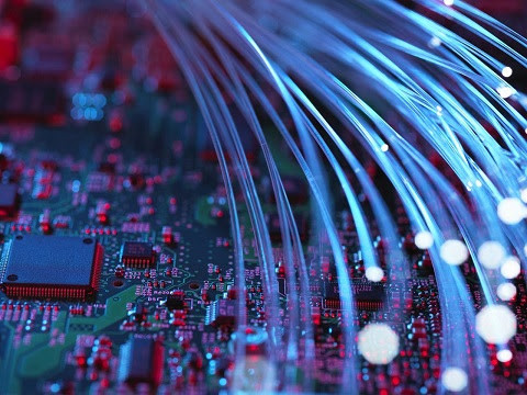 Placa y fibra óptica.