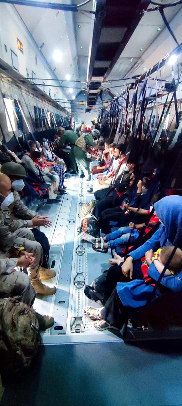 Repatriados de Kabul en el interior del avión con destino a España, a 20 de agosto de 2021