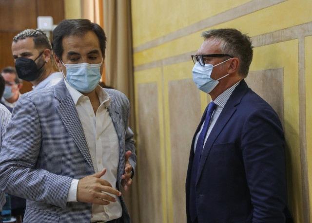 El portavoz del PP en el Parlamento de Andalucía, José Antonio Nieto, conversa con el portavoz de Vox, Manuel Gavira, en la reunión de la Diputación Permanente del Parlamento de Andalucía, celebrada el 17 de agosto.