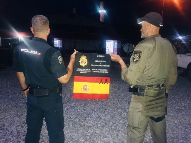 La Policía Nacional elogia en su Twitter la labor de los 17 agentes que permanecen en Kabul, mostrando la bandera en honor a los dos policías asesinados en 2015