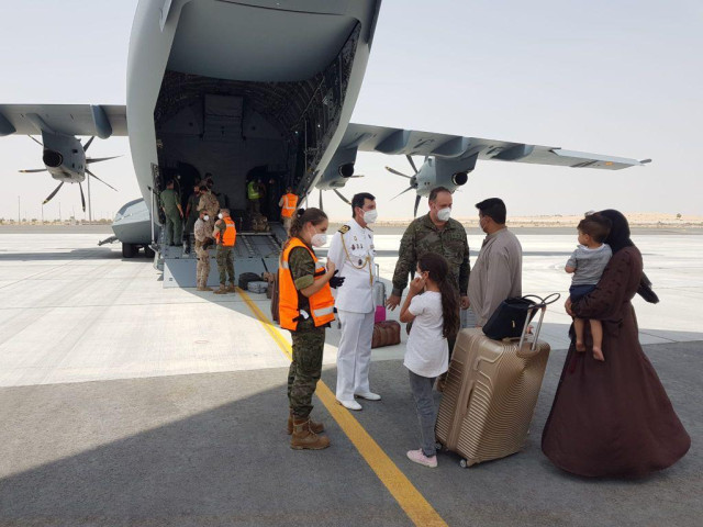 Un grupo de personas a su llegada a Dubai tras haber sido repatriados de Afganistán por el Gobierno español, a 20 de agosto de 2021, en Dubai, (Emiratos Árabes Unidos).
