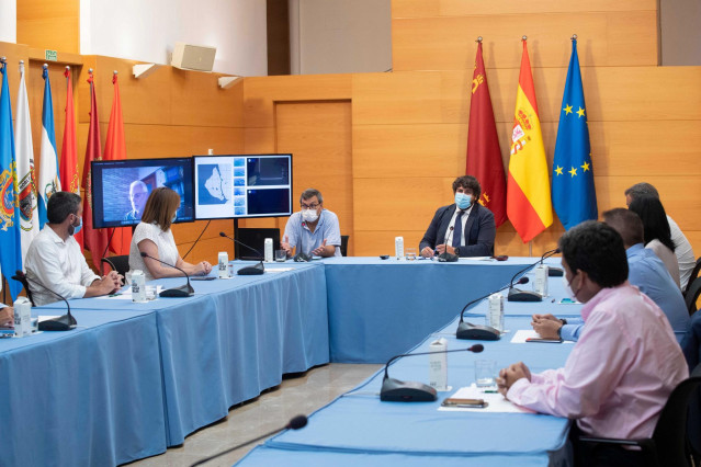 El presidente autonómico, Fernando López Miras, en el centro, durante la reunión del Consejo de Gobierno convocada con carácter extraordinario para abordar la situación del Mar Menor