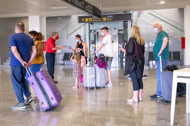 Archivo - Viajeros británicos en el aeropuerto de Menorca.
