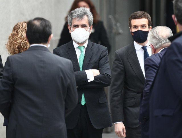 Archivo - El presidente del Consejo General del Poder Judicial, Carlos Lesmes, y detrás el líder del PP, Pablo Casado