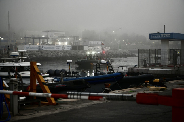 Lancha interceptada en las aguas de Ceuta cuando intentaba llegar a la península, a 19 de agosto de 2021, en Ceuta, (España). En la lancha, interceptada por el servicio Marítimo de la Guardia Civil de Ceuta, viajaban 13 personas de origen marroquí que int
