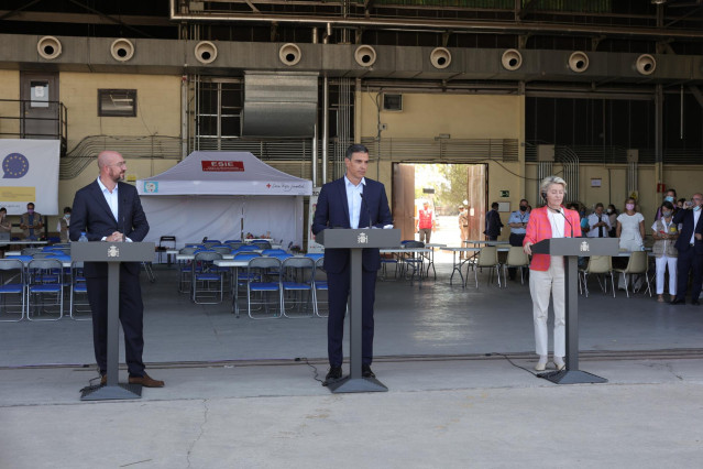 (I-D) El presidente del Consejo Europeo, Charles Michel; el presidente del Gobierno, Pedro Sánchez, y la presidenta de la Comisión Europea, Ursula von der Leyen, en rueda de prensa en su visita al dispositivo acogida de afganos en Torrejón de Ardoz