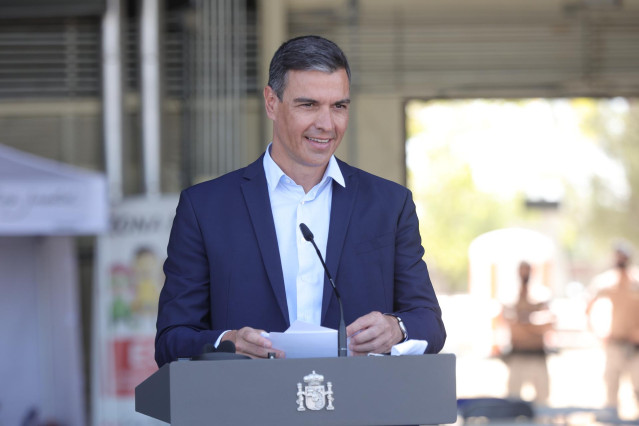 El presidente del Gobierno, Pedro Sánchez, en su visita al dispositivo de atención y acogida de ciudadanos europeos y colaboradores afganos instalado en la base aérea de Torrejón de Ardoz, a 21 de agosto de 2021, en Torrejón de Ardoz, Madrid (España).
