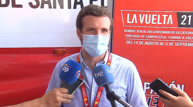El presidente del PP, Pablo Casado, asiste este sábado en Santa Pola (Alicante) a la salida de la octava etapa de la Vuelta Ciclista a España