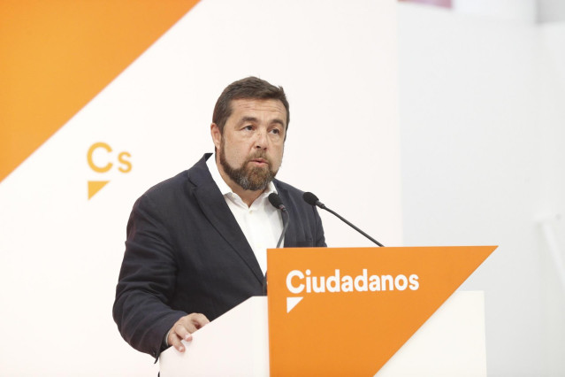 Archivo - El secretario general del grupo parlamentario de Ciudadanos, Miguel Gutiérrez, atiende a los medios de comunicación en la sede nacional del partido