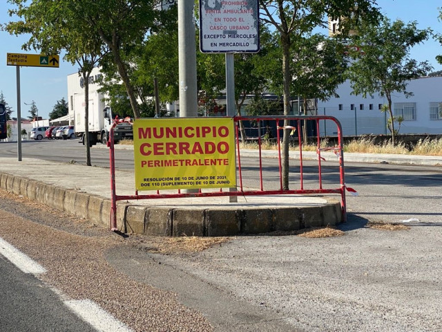 Archivo - Cartel de cierre perimetral en Monesterio, en una imagen de archivo.