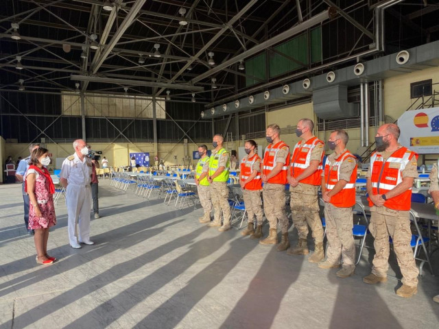 La ministra de Defensa, Margarita Robles, y el JEMAD, Teodoro E. López Calderón, en la base aérea de Torrejón