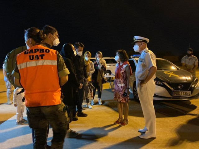 La ministra de Defensa, Margarira Robles, y el JEMAD, Teodoro E. López Calderón, reciben a pie de pista a 177 personas evacuadas desde Afganistán
