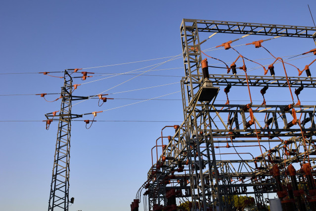 Una central eléctrica, a 21 de agosto de 2021, en Madrid (España). El precio medio diario de la electricidad en el mercado mayorista caerá este domingo un 8,74%, por lo que desciende por segunda jornada consecutiva, aunque se mantendrá por encima de los 1