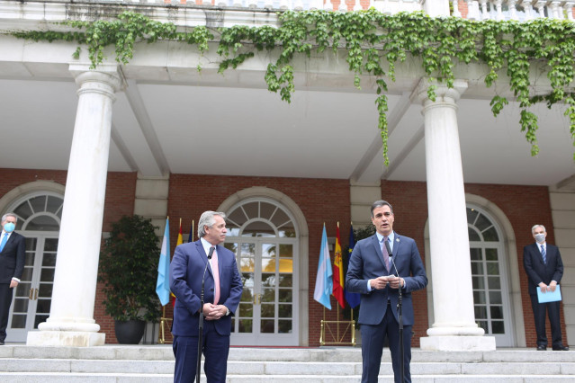 Archivo - El presidente de la República Argentina, Alberto Fernández (i) y el presidente del Gobierno, Pedro Sánchez (d) intervienen en el Complejo de la Moncloa, a 11 de mayo de 2021, en Madrid (España).