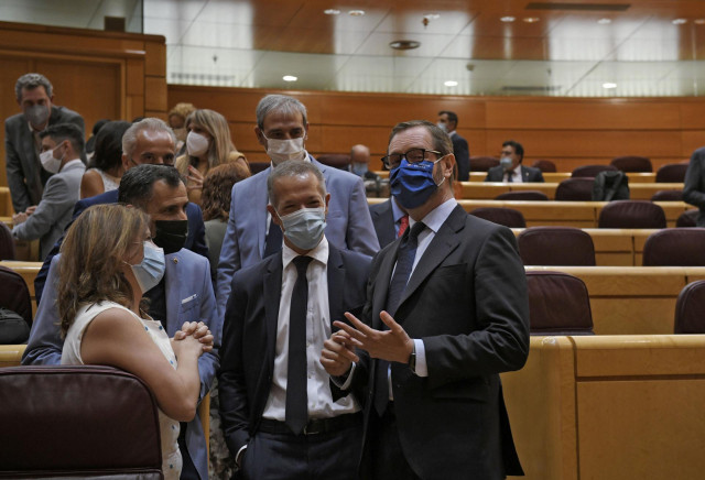 Archivo - La vicesecretaria general del PSOE y portavoz del Grupo Socialista en el Congreso, Adriana Lastra (1i), junto al portavoz del PSOE en el Senado, Ander Gil (2d) y el portavoz del PP en la Cámara Alta, Javier Maroto (1d) antes de una sesión en el